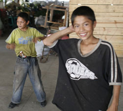 Honduras-boys-on-street-